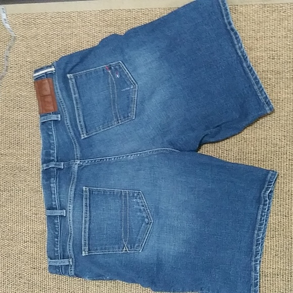 VINTAGE TOMMY HILLFIGER BLUE JEAN SHORTS. SIZE 38 - Picture 6 of 7